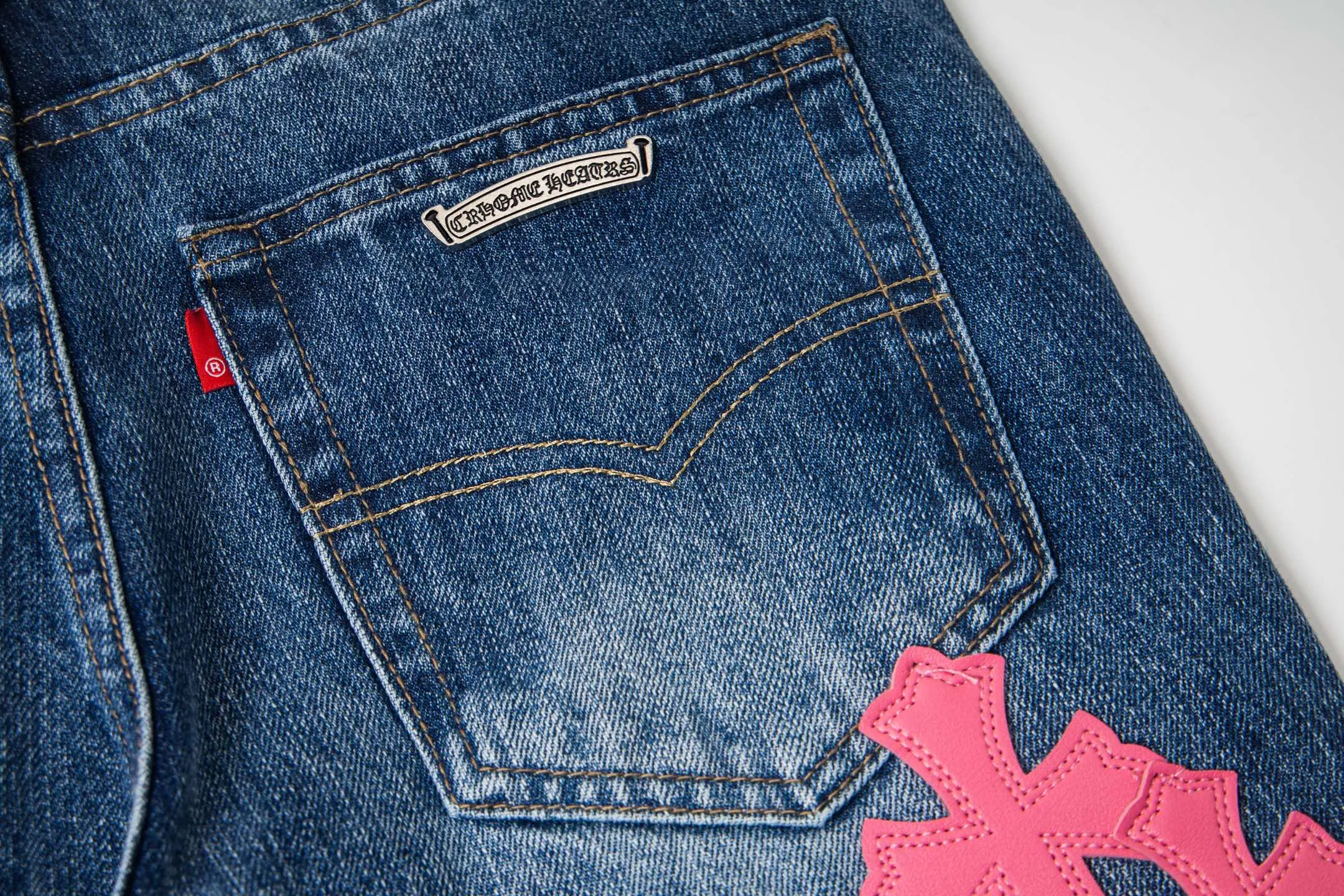 P240 Chrome Hearts 2025 New Bamboo Pink Cross Patch Leather Couple Washed Jeans This season’s hot item is sought after by countless celebrities and fashionistas. The neat details of the cutting process add color to the playful fashion! The neat and meticulous design, and the well-fitting structure is unique. The upper body not only has outstanding recognition, but also looks younger and younger. A style with the ultimate wearing meaning and performance, gorgeous color matching, and the craftsmanship of this style is also extremely extraordinary. After the finished product is washed, it is disassembled and hand-made with sheepskin cross leather and then spliced ​​together to complete. The whole piece has too many craftsmanship to describe. It is decorated with patchwork cross flowers and high-waisted washed jeans! ! Absolutely high-end luxury product, a god-level single product, a super popular product, made by top heavy industry, a magic weapon that cannot be missed. Style number: 1869# Size: 28 30 32 34 36 Color: blue